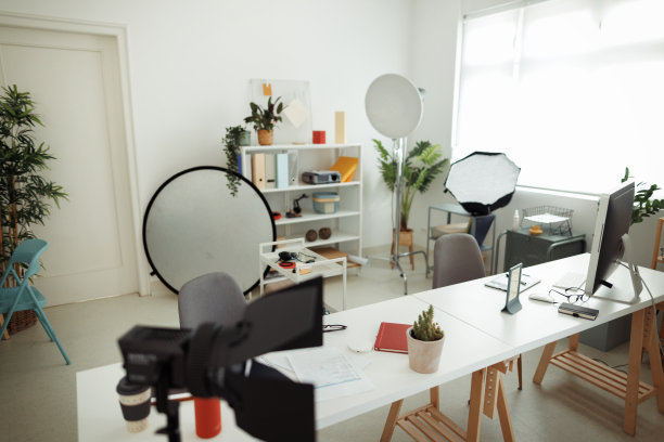 摄影师工作场所与笔记本电脑和数码相机图片下载