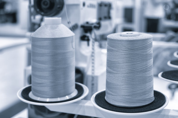 工业织造机中纺织纱线蓝线卷筒图片下载