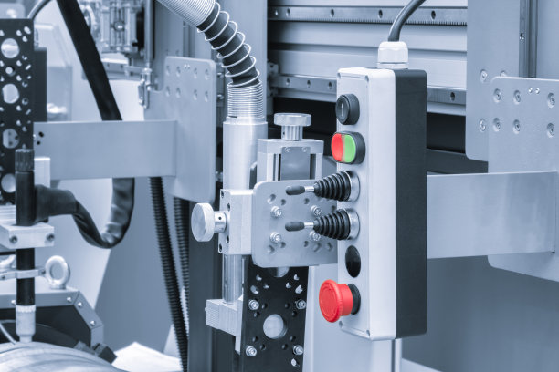 制药厂自动包装带式输送机系统。有选择性的重点。用于食品生产中塑料包装盒的工业机械图片下载