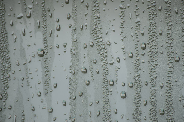 雾蒙蒙的玻璃杯上的小水滴，图片下载