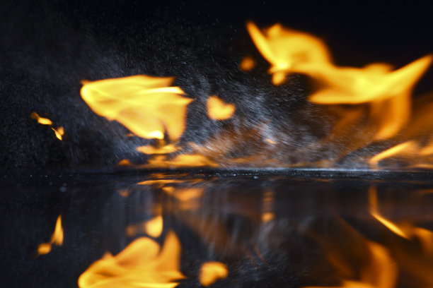 向火焰中喷水图片下载