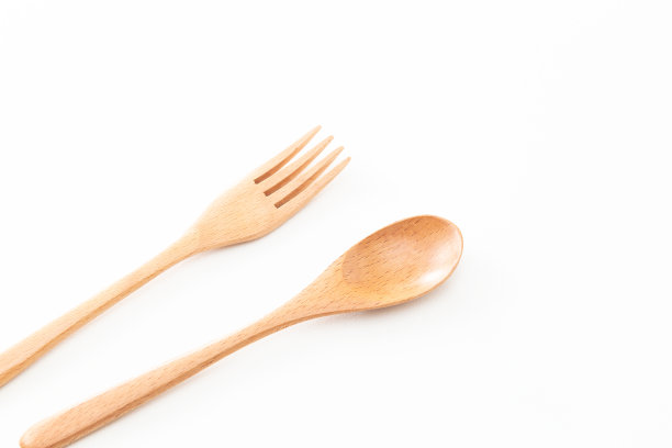 白色背景的木制餐具。图片下载