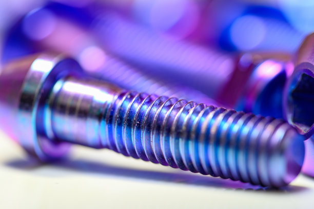 合金的艺术性:阳极氧化钛螺丝的高清图片。图片下载