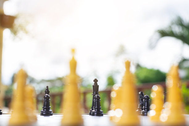 桌子上的黑色棋子图片下载