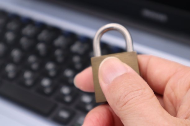 一个人拿着挂锁的特写图片下载