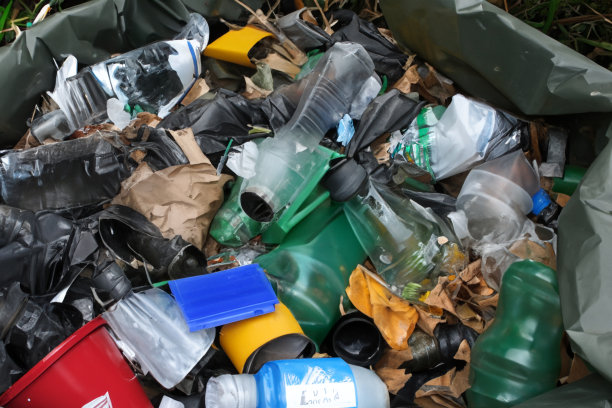 垃圾:为了卫生标准，从有人居住的地方移走的一套废物图片下载