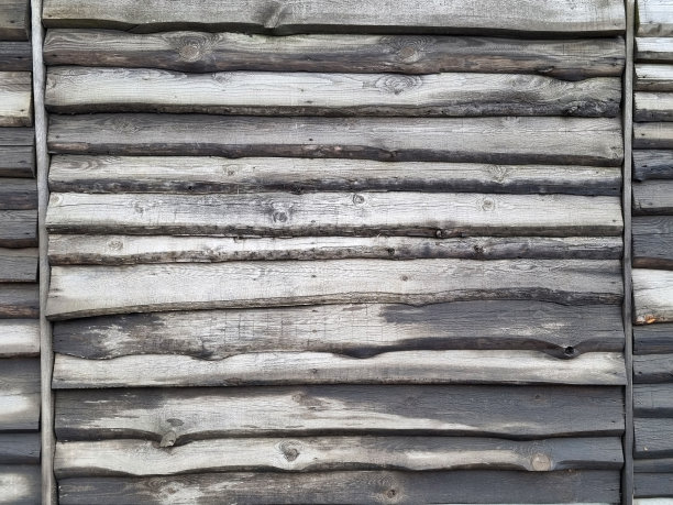 用木馏油处理过的木板水平切割成的巨大栅栏。树的一年生条纹的纹理背景图片。有选择性的重点图片下载