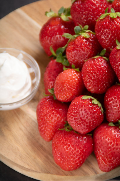 草莓和奶油的特写照片图片下载