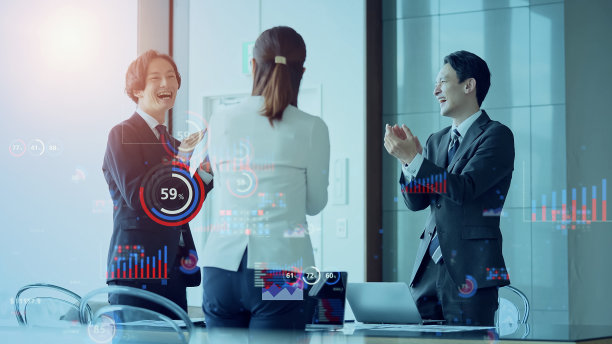 一群亚洲人在办公室开会和数据分析概念。管理策略。公司业务。图片下载