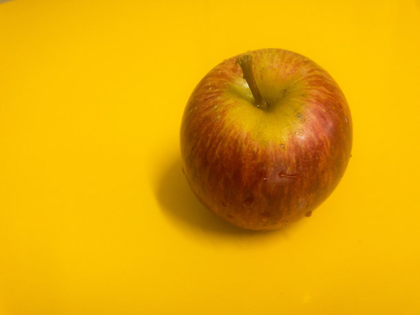 苹果。苹果孤立。黄色背景上的苹果。孤立的水果图片下载