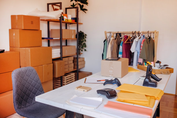 为送货服务挑选和准备衣服图片下载