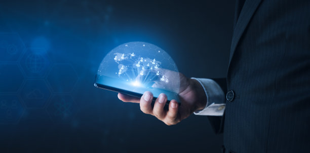 商人手持智能手机，将全球客户网络连接在手中图片下载