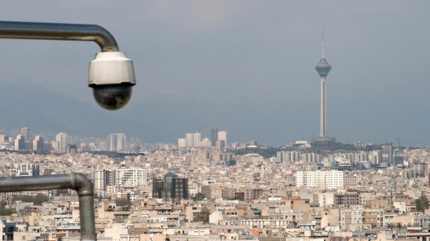 住宅楼和米拉德塔前的监控摄像头图片下载