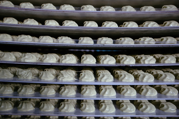 半成品西风车在糖果厂的托盘上干燥和冷却图片下载