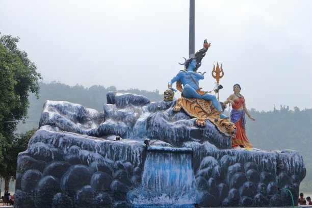 湿婆神和帕瓦蒂的巨大雕像，湿婆神坐在老虎背上，女神恒河坐在她的头发上，不同角度和焦点的照片。图片下载