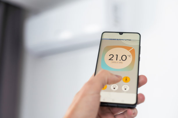 手机近距离聚焦屏幕智能家居软件应用，无线轻音乐温度调节数码小工具，空调气候控制，物联网，虚拟助手图片下载