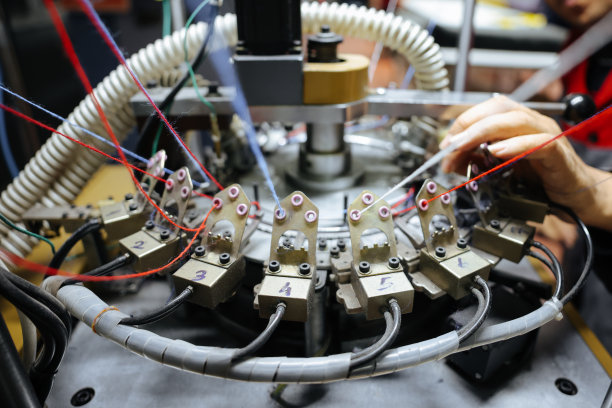 纺织厂织布机上的彩色线图片下载