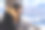 一名亚洲妇女在雪山上的木亭子里休息。图片下载