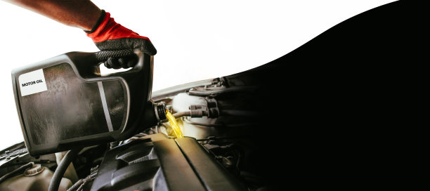 汽车修理工给发动机倒机油，换机油，在汽车修理店，复印室工作图片下载