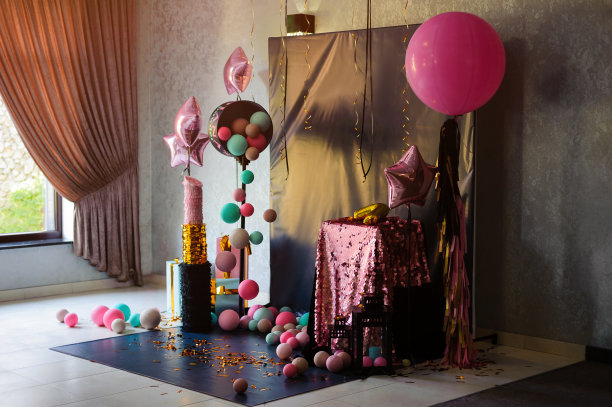 黑色拍照区有五颜六色的气球、粉末和润发油。图片下载