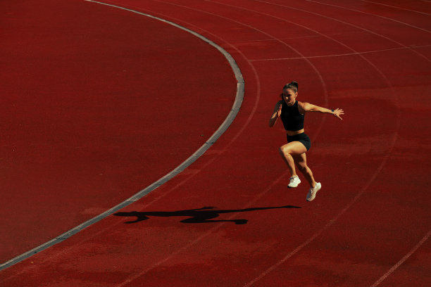 田径场上的运动员图片下载