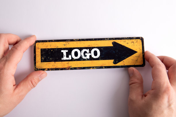 标志的概念。方向箭头与文字在白色的背景图片下载