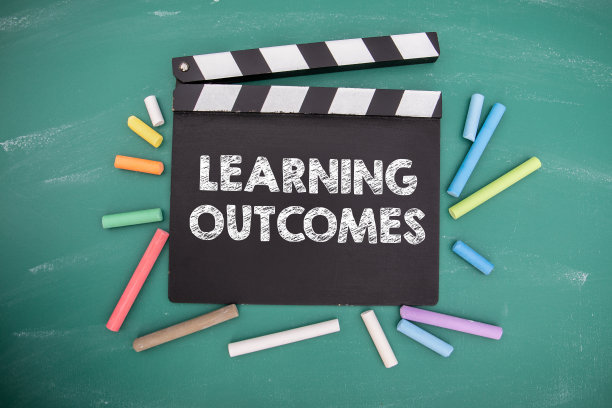 学习的结果。黑色电影拍板与粉笔块在绿色黑板的背景图片下载