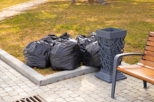 公园里的黑色装满垃圾袋图片下载