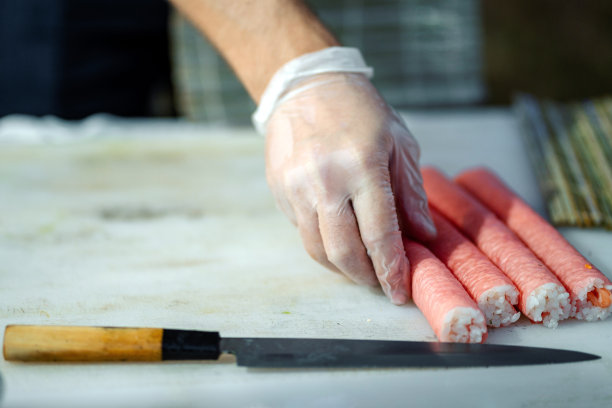 寿司师傅为社交活动准备寿司卷图片下载