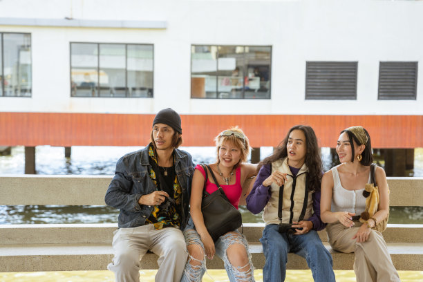 朋友们难忘的渡船之旅。图片下载