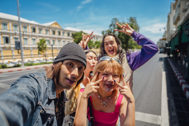 一群朋友在曼谷的激动人心的旅程。图片下载