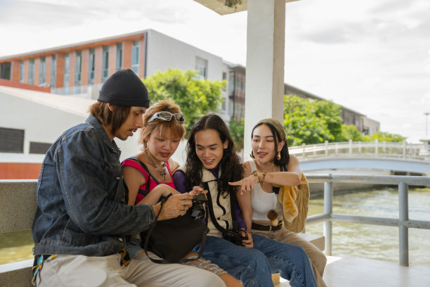 朋友们难忘的渡船之旅。图片下载