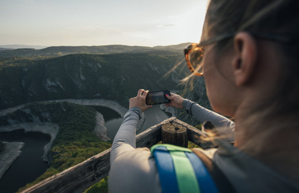 徒步旅行者拍摄峡谷的照片图片下载