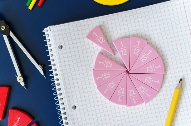 彩色数学分数，数字，字母在蓝色的背景。有趣、有趣、有创意的数学。教育，回到学校的理念。数学背景图片下载