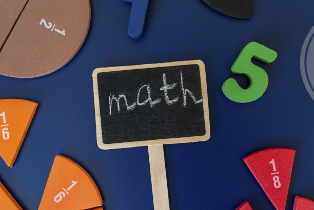 彩色数学分数，数字，字母在蓝色的背景。有趣、有趣、有创意的数学。教育，回到学校的理念。数学背景图片下载