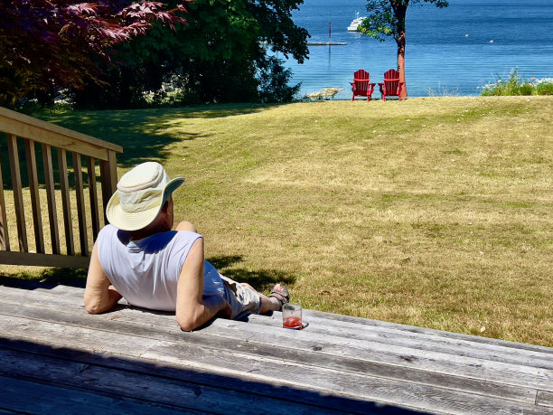 老人放松，欣赏风景图片下载