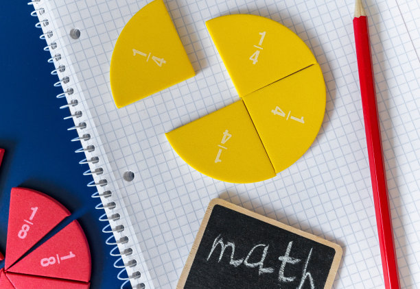 彩色数学分数，数字，字母在蓝色的背景。有趣、有趣、有创意的数学。教育，回到学校的理念。数学背景图片下载