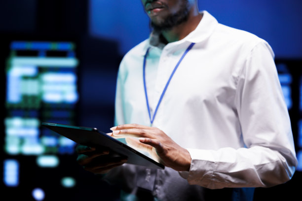 工程师在服务器中心进行维护图片下载