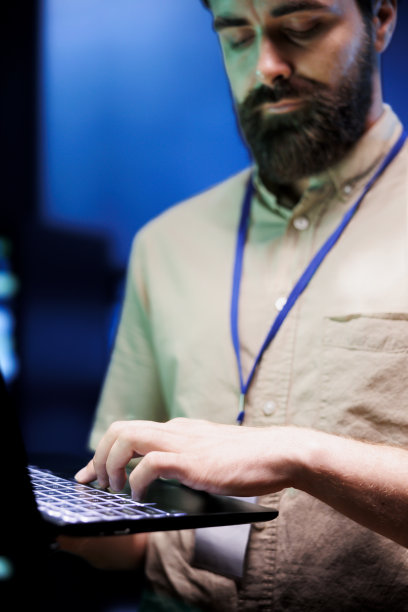 维护服务器设备的工程师图片下载