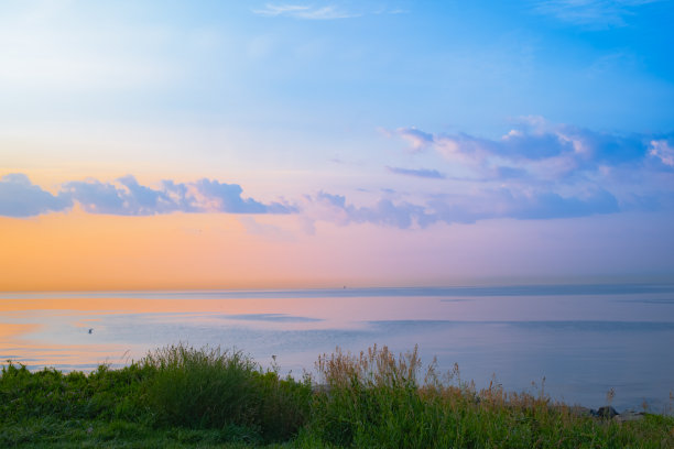 从加拿大怡陶碧谷的湖岸看多伦多的日出。图片下载