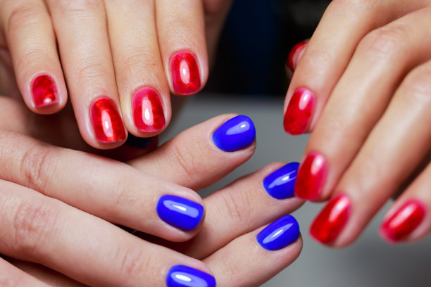 明亮的指甲在假日风格与箔片和闪光。图片下载