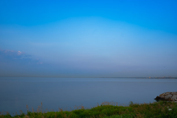 从加拿大怡陶碧谷的湖岸看多伦多的日出。图片下载