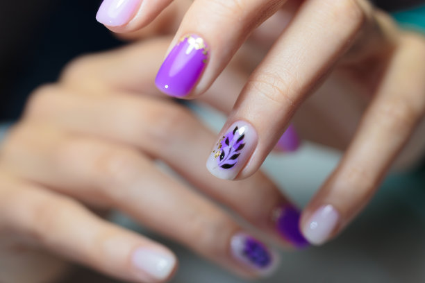 女性指甲设计的手特写。漂亮的女性指甲。图片下载