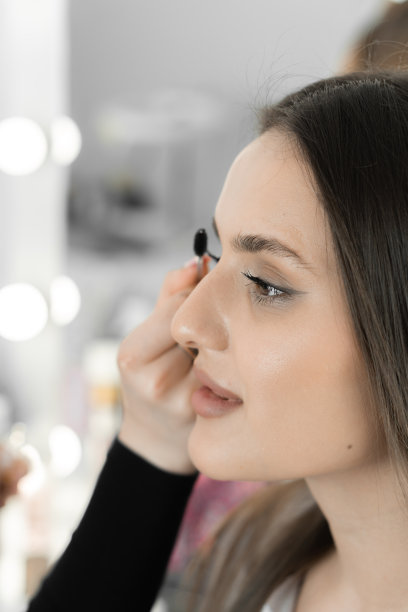 这张华丽的照片展示了美容院的技术实力眉毛设计师。化妆师注重每一个细节，创造完美的形状，强调自然美客户。图片下载