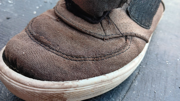 孩子们的旧黑鞋图片下载