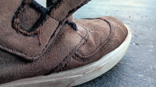 孩子们的旧黑鞋图片下载