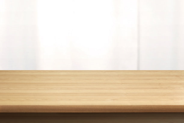 漂亮的木桌，背景是磨砂玻璃。图片下载