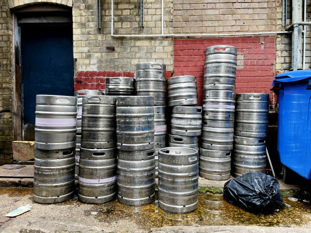 啤酒桶堆放图片下载