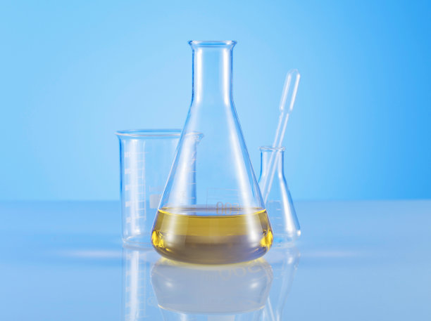 科学测量杯与彩色液体图片下载