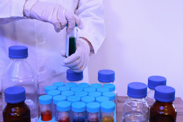 在实验室里做化学实验的女科学家，生物技术研究，为水测试混合化学配方的女科学家。图片下载